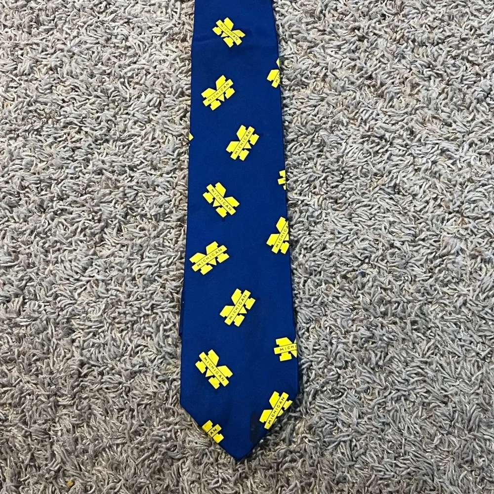 American Classic Michigan Wolverines Silk Tie Navy Blue Yellow Block M Logo USA